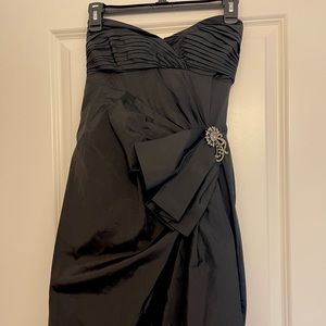 Bcbg Brooch detail strapless dress 👗